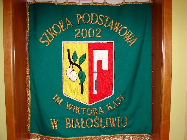 SZTANDAR SZKOŁY PODSTAWOWEJ 2002 IM. WIKTORA KAJI W Białośliwiu